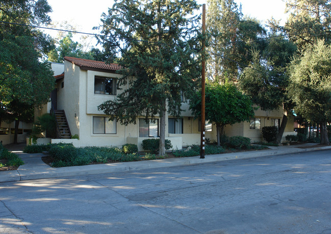 215 E Summer St in Ojai, CA - Foto de edificio - Building Photo