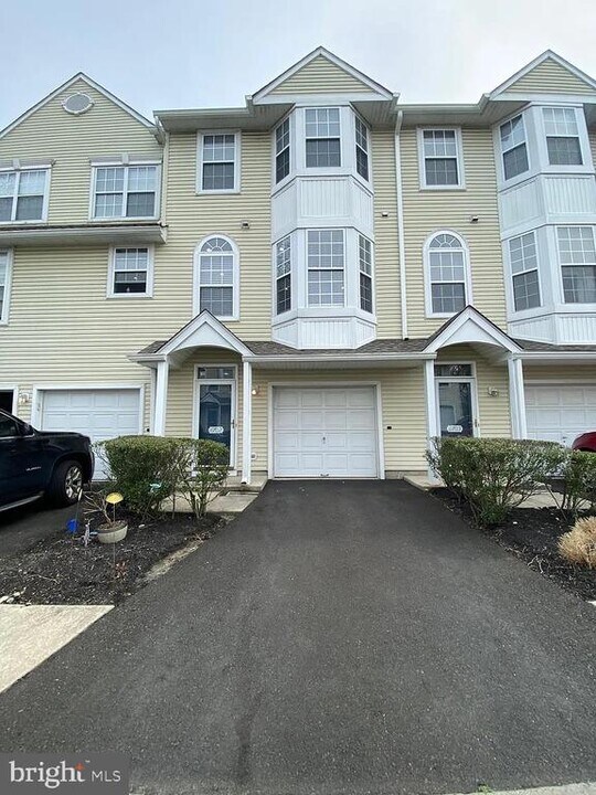 6702 Riverfront Dr in Palmyra, NJ - Building Photo