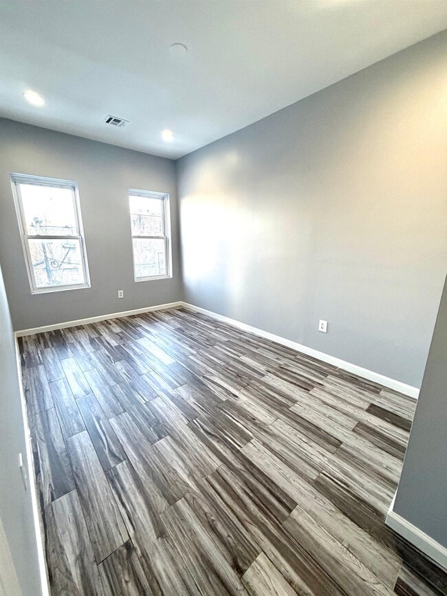 644 Newark Ave in Jersey City, NJ - Building Photo - Building Photo