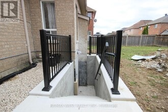 152 The Queensway in Barrie, ON - Building Photo - Building Photo