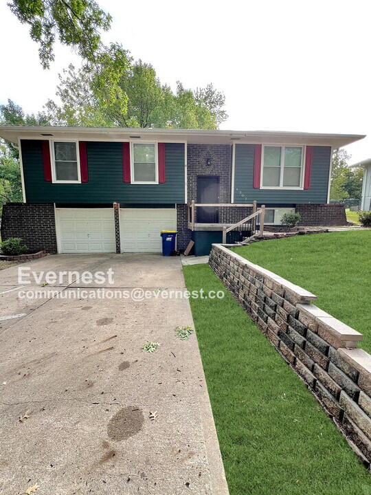 1303 Michele Dr in Excelsior Springs, MO - Building Photo