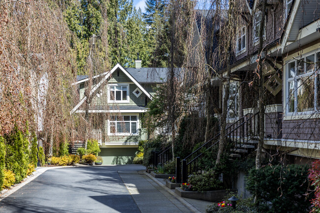 4652 Capilano Rd in North Vancouver, BC - Building Photo - Building Photo