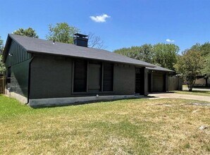 909 Cripple Creek Dr in Austin, TX - Building Photo - Building Photo