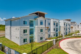 Moonlight Apartments in Austin, TX - Foto de edificio - Building Photo