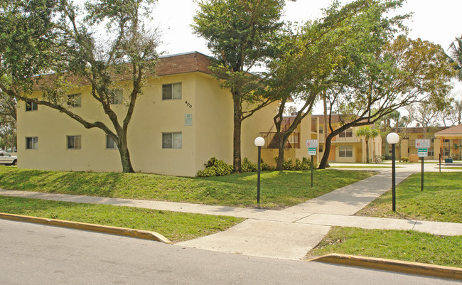 Stanley Terrace Apartments in Deerfield Beach, FL - Building Photo - Building Photo