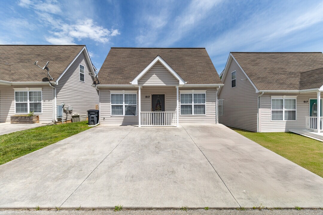 913 Hazelbrook Way in Knoxville, TN - Building Photo