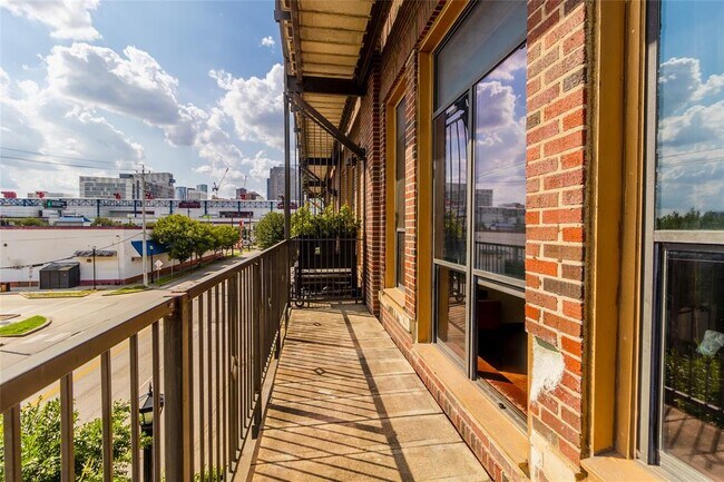 2205 McKinney St in Houston, TX - Building Photo - Building Photo