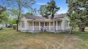 401 Shaw St in Taylor, TX - Building Photo
