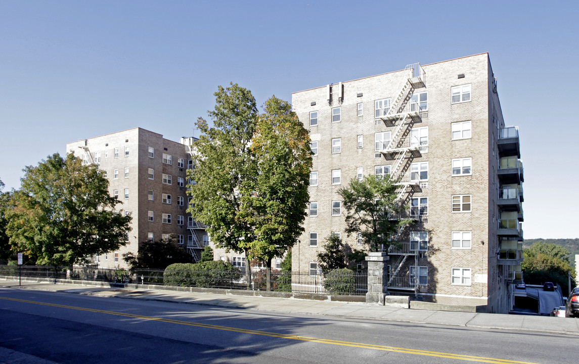 Crest Manor in Yonkers, NY - Building Photo