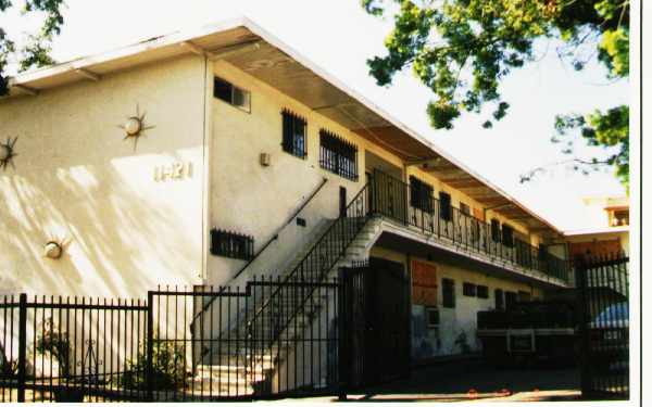 11421 S Normandie Ave in Los Angeles, CA - Foto de edificio - Building Photo