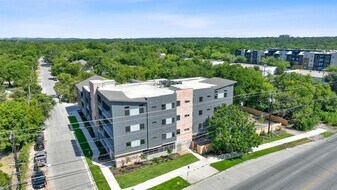 100 Mockingbird Ln W in Austin, TX - Building Photo