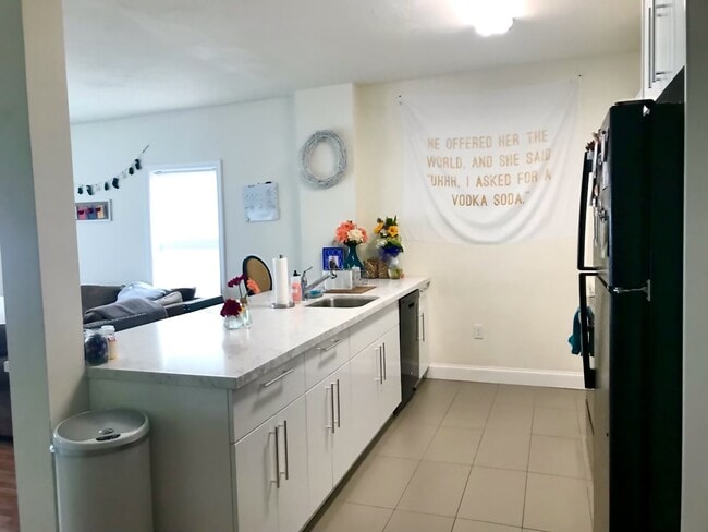 25 Savin Hill Ave, Unit 202 in Boston, MA - Foto de edificio - Building Photo