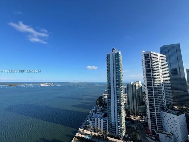 1155 Brickell Bay Dr in Miami, FL - Foto de edificio