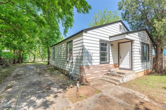 property at 850 Sunset Dr