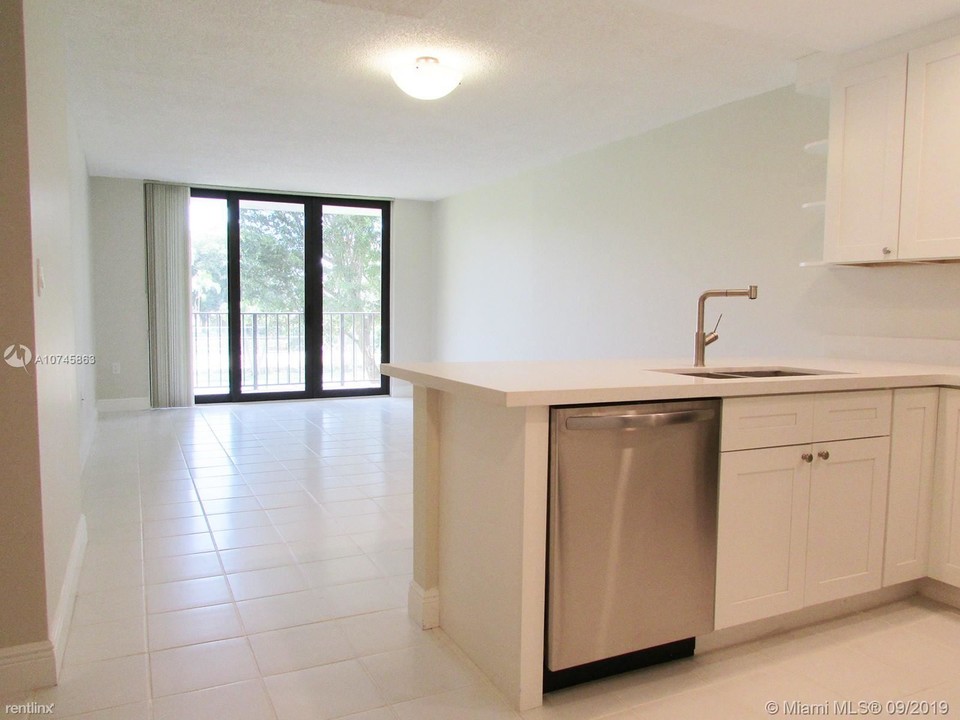 13020 SW 92nd Ave in Miami, FL - Building Photo