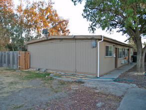 400-412 W Silver Eagle Rd in Sacramento, CA - Building Photo - Building Photo