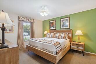 600 Neapolitan Way in Naples, FL - Building Photo - Building Photo