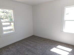 1385 18th St NE in Salem, OR - Building Photo - Building Photo