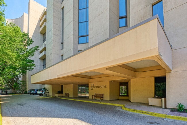 1101 S Arlington Ridge Rd, Unit 216 in Arlington, VA - Building Photo - Building Photo