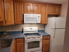 11 Rambling Brook Ln in Glastonbury, CT - Building Photo - Building Photo