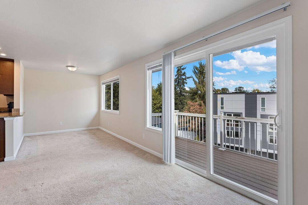 Bayshore Vista Apartments in Kirkland, WA - Building Photo