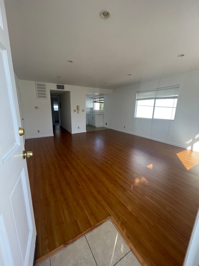 308 E Valencia Ave, Unit F in Burbank, CA - Foto de edificio - Building Photo