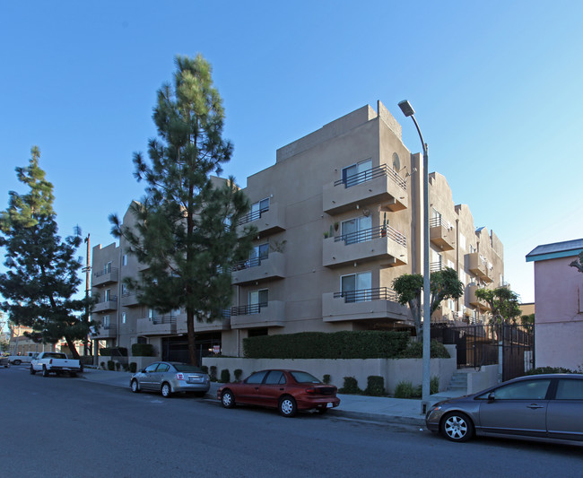 19350 Saticoy St. LLC in Reseda, CA - Building Photo - Building Photo