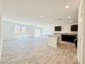 6035 Swift Lariat St in Las Vegas, NV - Building Photo - Building Photo