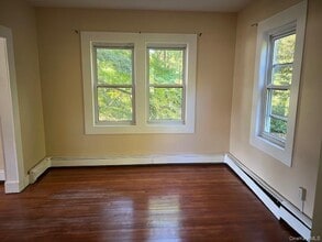 24 Pump House Rd in Cortlandt Manor, NY - Foto de edificio - Building Photo