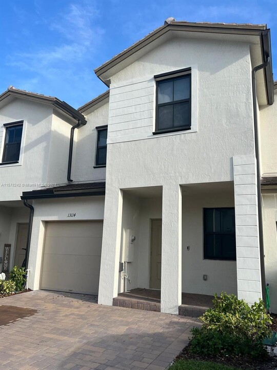 13114 SW 232nd Ln in Princeton, FL - Foto de edificio