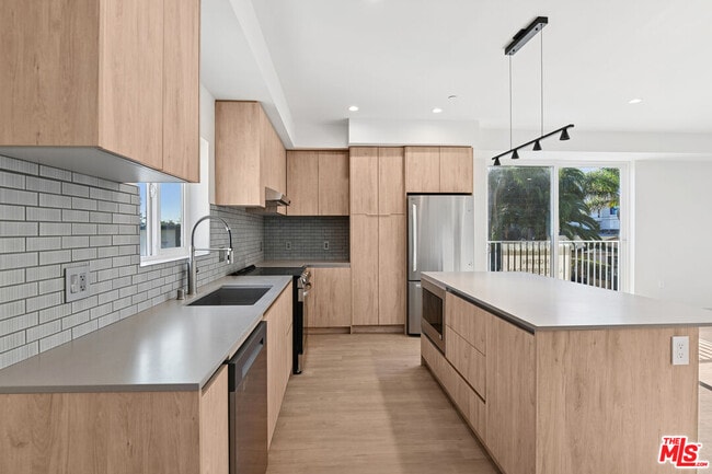 2521 S Orange Dr in Los Angeles, CA - Building Photo - Building Photo