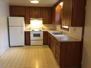 1347 Hastings St in Allouez, WI - Foto de edificio - Building Photo