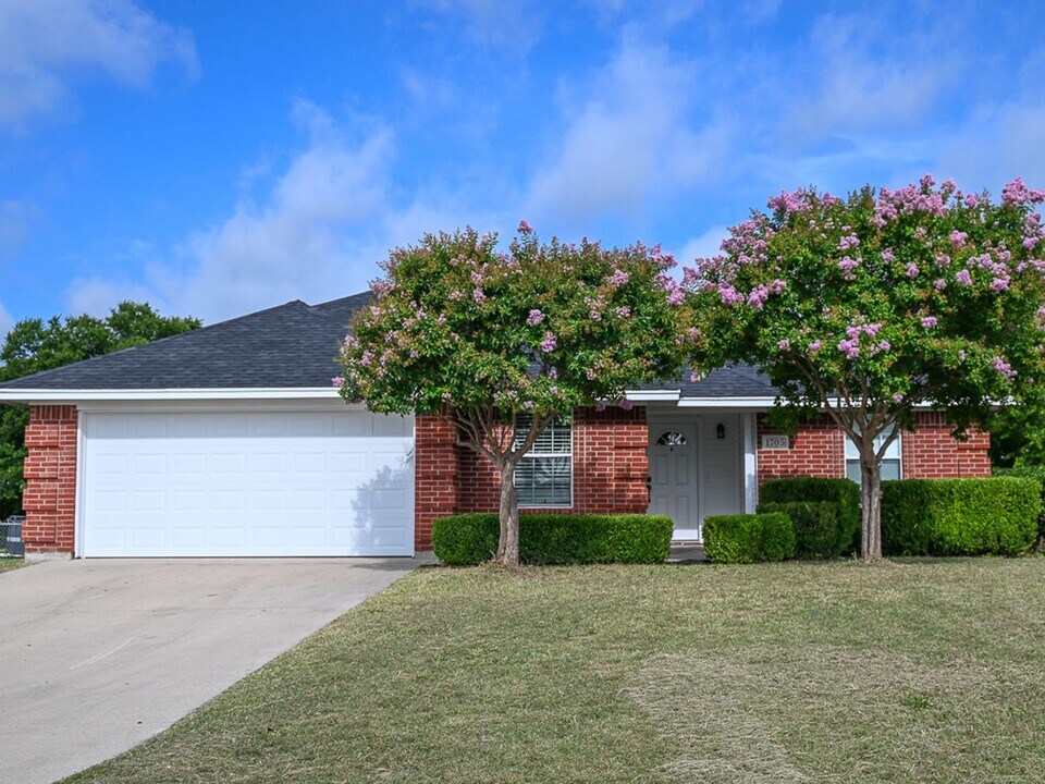 1705 N Cates St in Decatur, TX - Foto de edificio
