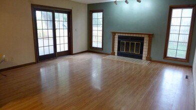 1175 Lindale Dr in Marion, IA - Foto de edificio - Building Photo