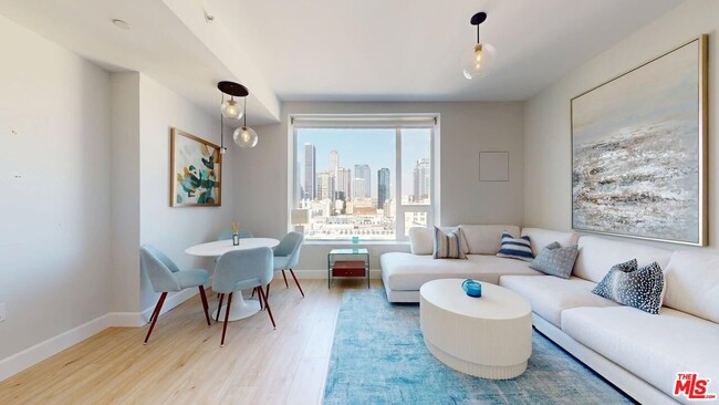 1050 S Grand Ave in Los Angeles, CA - Building Photo - Building Photo