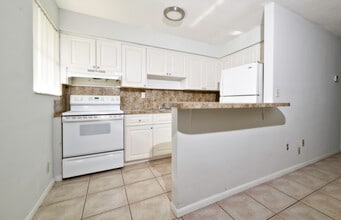 2723 Griffin Rd in Dania Beach, FL - Building Photo - Building Photo