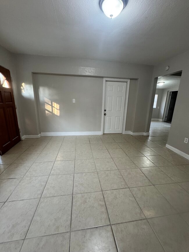 1605 E Maple Ave in Tampa, FL - Building Photo - Building Photo