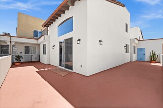 Le Blanc Apartments in Canoga Park, CA - Foto de edificio - Building Photo