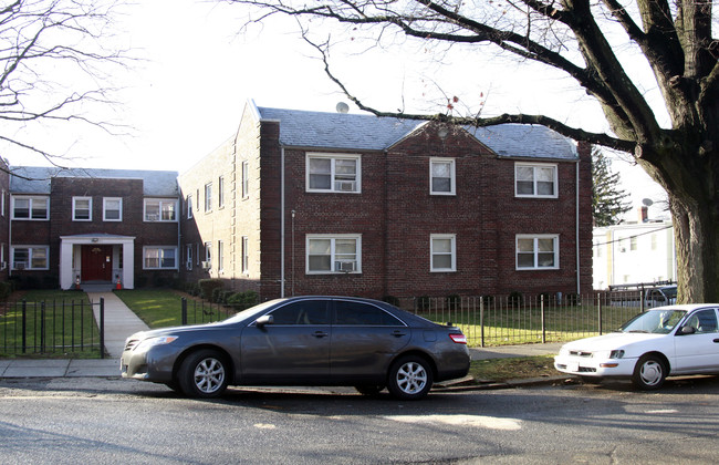 220 Allison St NW in Washington, DC - Foto de edificio - Building Photo