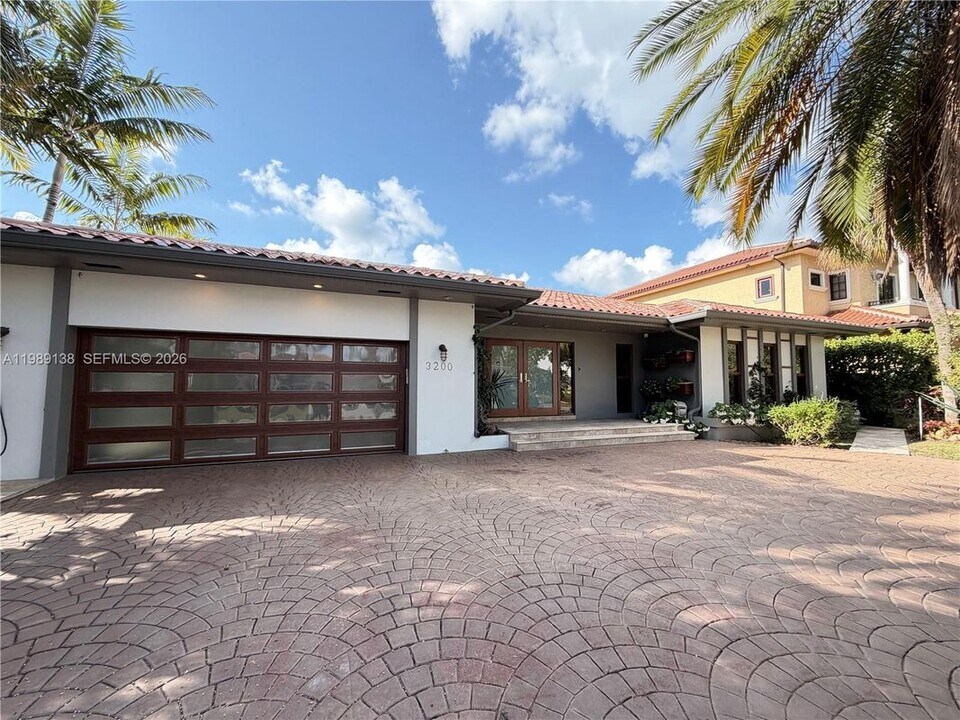 3200 NE 165th St in North Miami Beach, FL - Building Photo