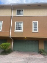 2861 NE 185th St in Miami, FL - Foto de edificio - Building Photo