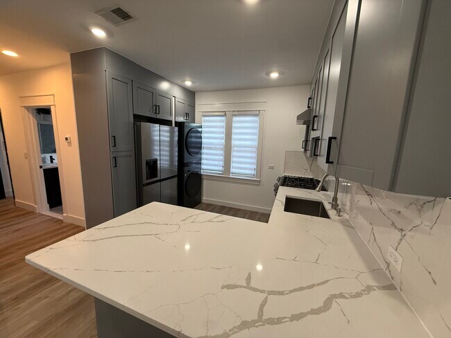 517 Lincoln St, Unit 3 in Palisades Park, NJ - Foto de edificio - Building Photo