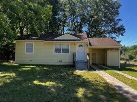 106 Parkland St in Pittsburg, TX - Building Photo