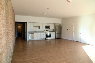 439 N Salina St, Unit 1 in Syracuse, NY - Foto de edificio - Building Photo