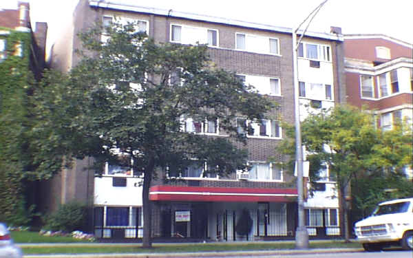 6910 N Sheridan Rd in Chicago, IL - Foto de edificio - Building Photo