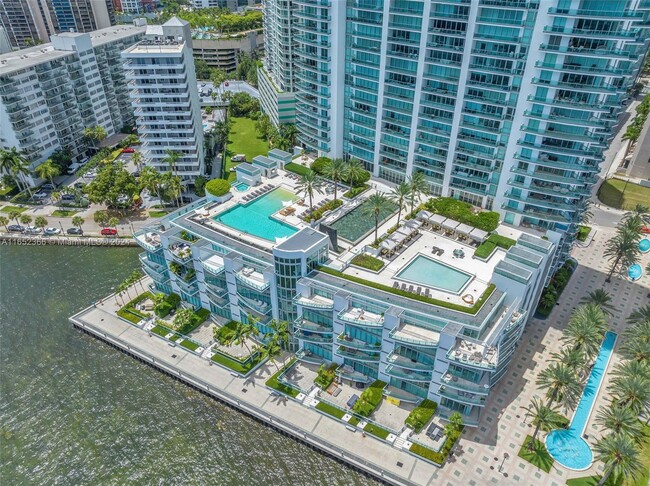 1331 Brickell Bay Dr in Miami, FL - Building Photo - Building Photo