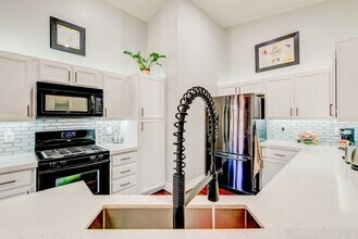 1299 Investment Way in Henderson, NV - Foto de edificio - Building Photo