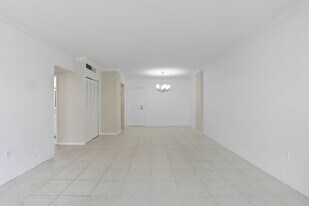 800 West Ave, Unit 506 in Miami Beach, FL - Building Photo