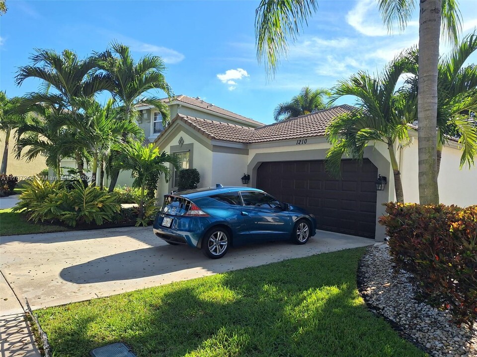 1210 Oakwater Dr in Royal Palm Beach, FL - Building Photo