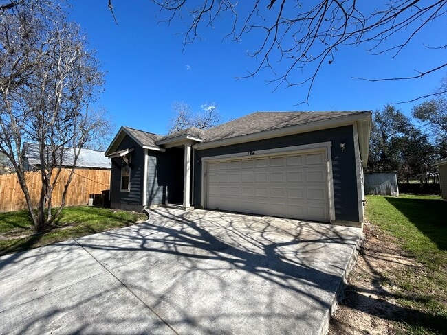 184 E Torrey St in New Braunfels, TX - Building Photo - Building Photo